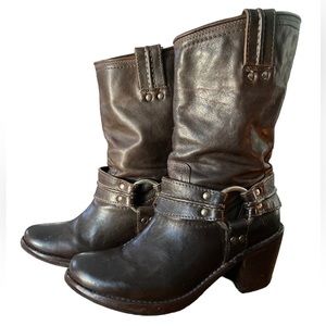 Frye - Women’s Carmen Stacked Heel Short Boots Booties